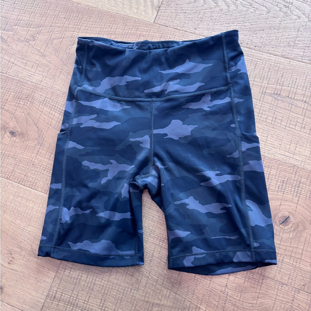 Athleta Gray Camo ultimate stash pocket 7” Shorts